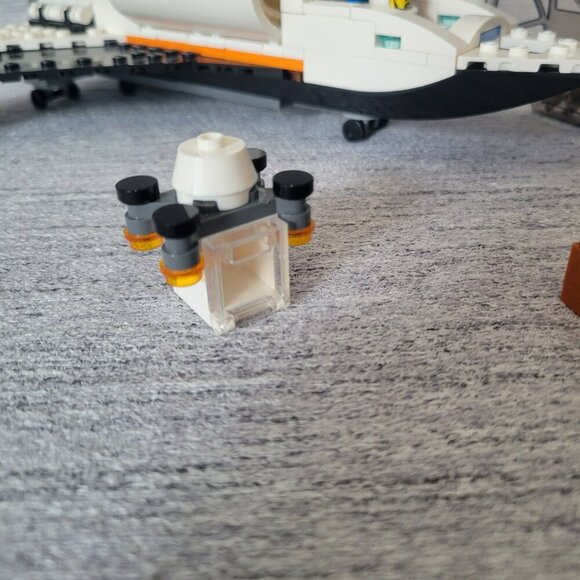 LEGO CITY: Mars Research Shuttle (60226) - Picture 4 of 14